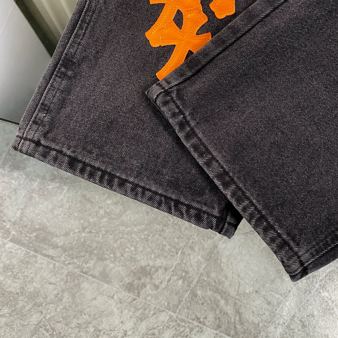 P270 CH Chromehearts limited edition orange cross patch leather black work jeans denim logging pants, counter price 34W level, patch cross pattern embellishment, washed jeans! ! An absolutely high-end luxury product, a 1.9W-level god-level single product, a super popular product, made by top heavy industry, a magic weapon that cannot be missed! [About Zangyin] This is an extremely luxurious fashion brand that can also be called the aristocracy of the high street. It has always been an exclusive brand for some hipsters or rich second generations. Compared with ordinary high streets, it is more luxurious and noble. Compared with luxury brands, it is more fashionable and individual. It has always been a brand that I have a special liking for. [Top heavy industry fashion design] Consistently high-street luxury style. Speaking of this style, the Zangyin family and GU family are definitely the leading representative brands. Especially the Zangyin family has really achieved a state-of-the-art effect in creating high-street style. The unique washed material is used to create this style. The color system is already quite eye-catching. After it is decorated with patchwork cross flowers, it cleverly highlights the charm of the brand. Secondly, this style uses classic The high-waist cutting design highlights the long legs and fashionable temperament of the upper body. The brand is highly recognizable and the slim fit configuration is more suitable for daily wear. It is a product that interprets personality, fashion, and specifications at a glance. This single product is enough to make any fan excited. It can be a white T-shirt for a youthful college style, or a tight suspender for a royal style. It has strong matching ability and can be easily controlled by men.  [Materials and craftsmanship] Needless to say, this point goes without saying. As an excellent craftsman brand, Zangyin’s requirements for details and craftsmanship are really perfect. The washed color of this model has gone through so many processes, not to mention the embellishment of denim appliques. It is also purely hand-made and sewn. Just like what they believe in, only hand-made things have soul and have the meaning of wear. A top-notch heavy-duty fashionable denim item, I look forward to your perfect interpretation! !  Color: black gray Size: 28-34